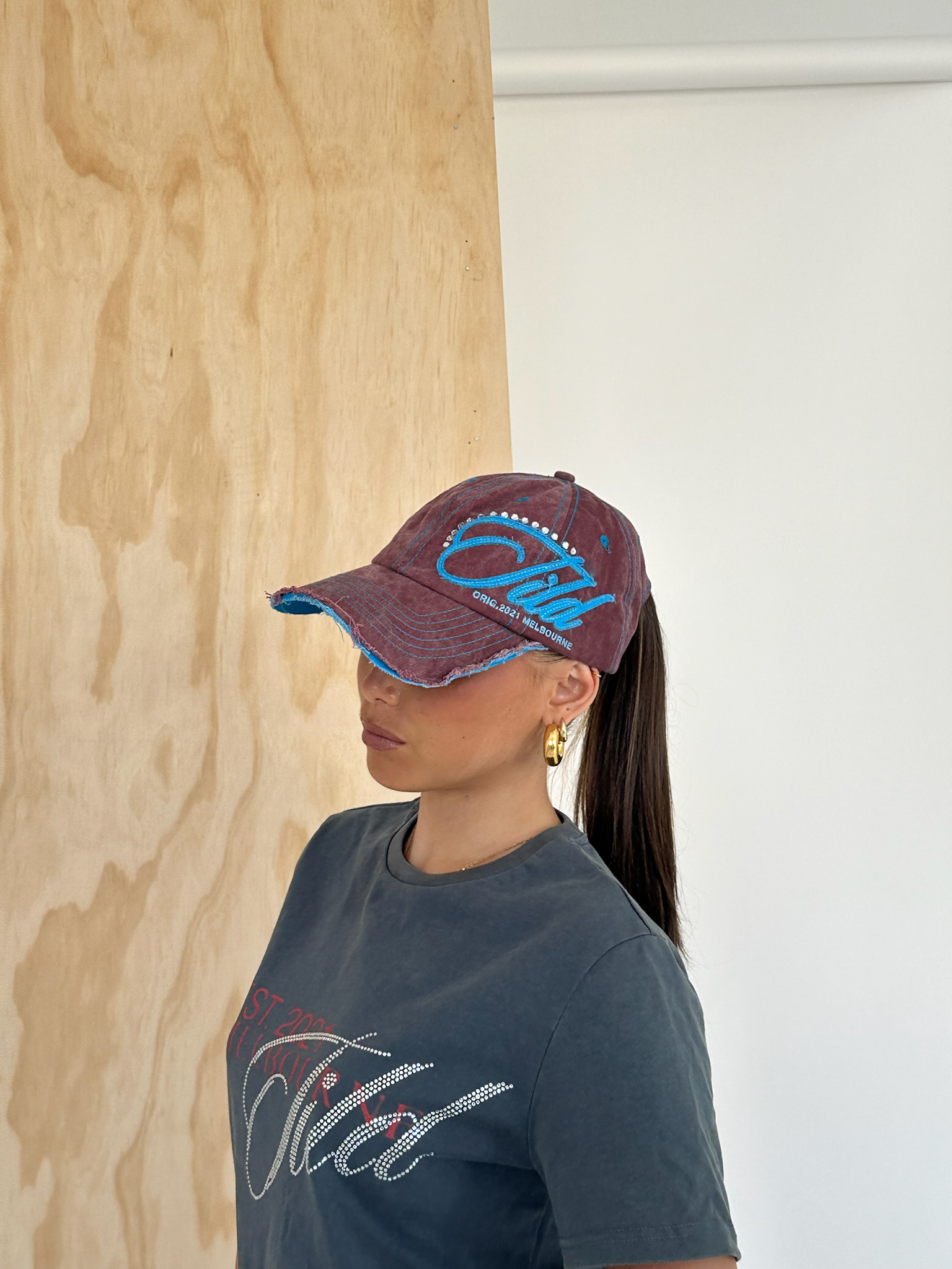Tild 195 Burgundy/Blue Cap