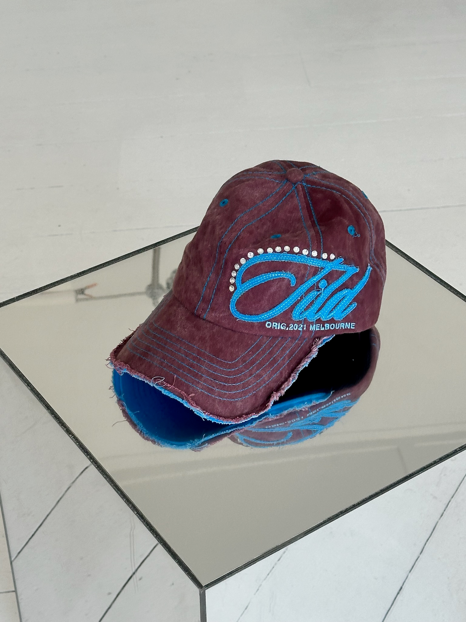 Tild 195 Burgundy/Blue Cap